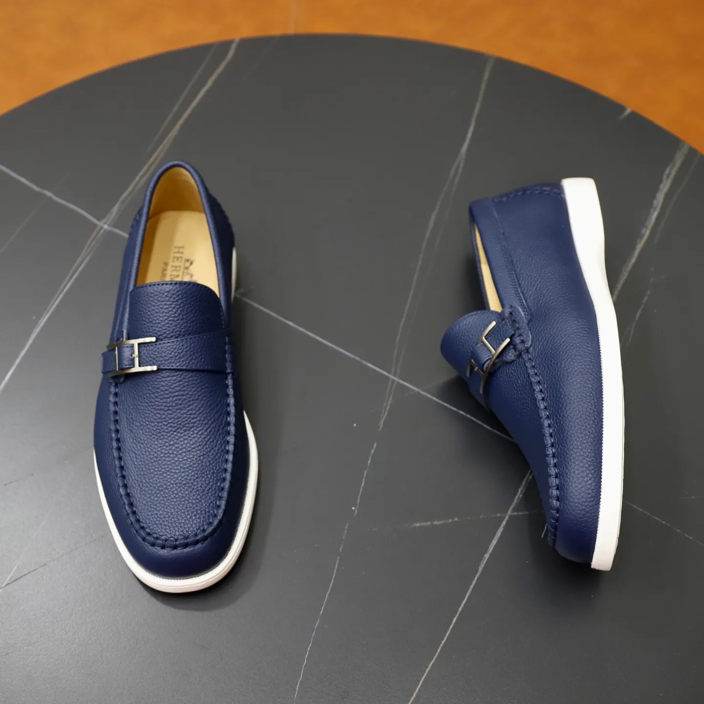 Ex-factory price: 560💰Hermès/Hermès slip-on men's shoes. This shoe is made of imported pebbled cowhide. It has simple and smooth lines and is combined with aerodynamically designed 3CM rubber foam ultra-light soles! Youthful and fashionable, classic H-shaped hardware buckle decoration, calf lining gently wraps the feet, with logo cowhide feet, casual and urban style, highlighting youthful vitality, sports and leisure version, super versatile, code number: 38-39-40-41-42-43-44 standard leather shoe size (45 can be customized but does not support returns)